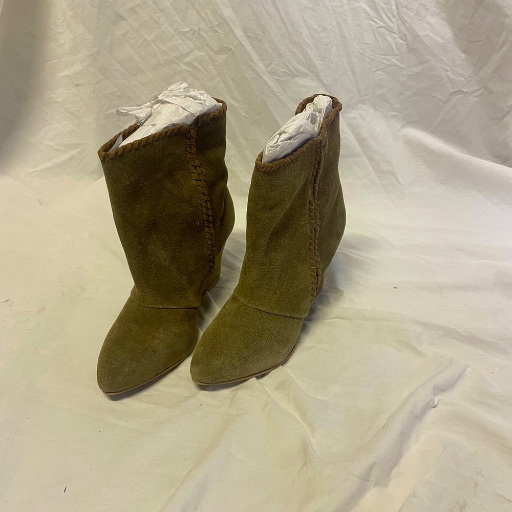 NWT Charles by Charles David wedge brown size 7